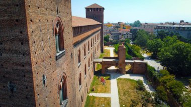 Lombardy 'deki Pavia Visconti kalesinin havadan görünüşü. Büyük antik bir kale ve zarif bir sarayın görkemli koltuğu. İtalya 'nın Pavia kentindeki müze ve İtalyan kültür mirası.