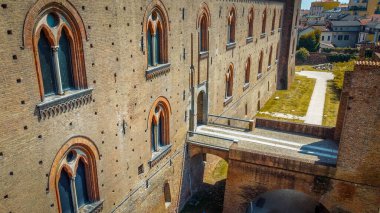 İtalyan şatosu sanat tarihi bir kültür mirası. Duvarları, köprüsü, hendeği, kuleleri olan Pavia Visconti kalesi. İtalya 'nın harikalarını keşfetmek için seyahat eden turistleri cezbeden geçmişin ilgi çekici noktası ve yapısı.