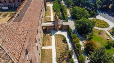 İtalyan şatosu sanat tarihi bir kültür mirası. Duvarları, köprüsü, hendeği, kuleleri olan Pavia Visconti kalesi. İtalya 'nın harikalarını keşfetmek için seyahat eden turistleri cezbeden geçmişin ilgi çekici noktası ve yapısı.