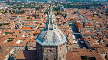 Pavia Katedrali 'nin havadan görünüşü, İtalya, Lombardiya. Cattedrale di Santo Stefano e Santa Maria Assunta (Duomo di Pavia) Pavia İHA ile, İtalya 'ya seyahat ve ziyaret.