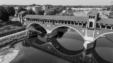 Pavia, Lombardy 'de kapalı köprü. Sanat ve tarih mimarisi, Siyah ve beyaz hava manzarası Ponte coperto, Ticino nehri, İtalya.