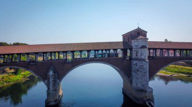 İtalya 'nın Pavia kentindeki Ponte coperto (üstü kapalı köprü) manzarası. Lombardiya 'daki Pavia şehrindeki Ticino Nehri üzerindeki köprü..