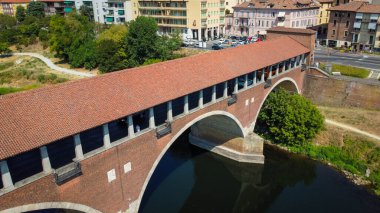 İtalya 'nın Pavia kentindeki Ponte coperto (üstü kapalı köprü) manzarası. Lombardiya 'daki Pavia şehrindeki Ticino Nehri üzerindeki köprü..