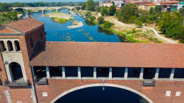 Pavia köprüyü kapatmış, İHA 'dan görülmüş. Ponte coperto, İtalya 'nın Pavia şehrinin sembolik mimarisi olan Ticino Nehri' ni geçer..