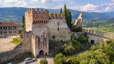 Marostica Yukarı Kalesi, ortaçağ köyünün çevresindeki duvarlarla çevrili tepe noktası..