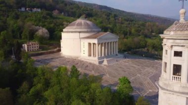 Possagno, Treviso 'daki Canova tapınağı. İtalya, Veneto 'da Antonio Canova tarafından tasarlanan Neoklasik stil tapınağı..