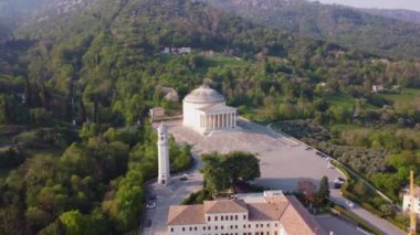 Possagno, Treviso 'daki Canova tapınağı. İtalya, Veneto 'da Antonio Canova tarafından tasarlanan Neoklasik stil tapınağı..