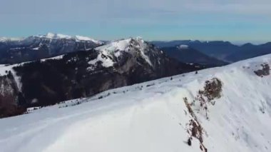 Trentino 'daki Lagorai zincirinin bir parçası olan Monte Agaro Dağı. Brocon Geçidi 'nde kış dönemi. Karla kaplı dağ zirvesi.