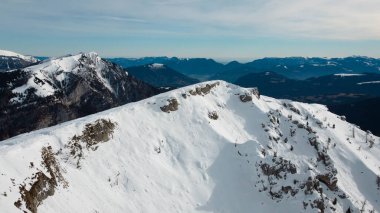 Trentino 'daki Lagorai zincirinin bir parçası olan Monte Agaro Dağı. Brocon Geçidi 'nde kış dönemi. Karla kaplı dağ zirvesi.