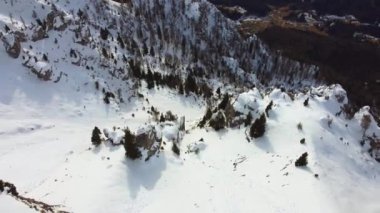 Trentino 'daki Lagorai zincirinin bir parçası olan Monte Agaro Dağı. Brocon Geçidi 'nde kış dönemi. Karla kaplı dağ zirvesi.