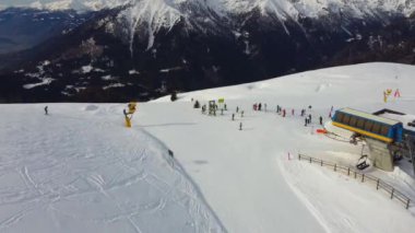 Kış atmosferi, kayak merkezlerinde buluşma noktası, arkadaşlarla karlı dağlarda kayak tatili, Passo Brocon, Trentino 'da Chalet.
