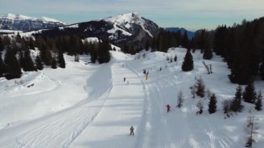 Kış zamanı, kış tatilleri dağlarda ve karda kayak yapmak. Passo Brocon, Trentino 'nun kayak yamaçlarında hava videosu