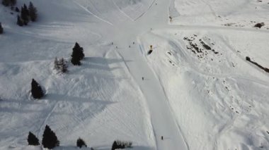 Alplerdeki kayak merkezinde kayak pistleri. Spor, kış aktiviteleri doğa ve kar. Ski Lagorai Passo Brocon, Trentino
