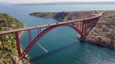 Hava manzaralı Maslenica köprüsü, Hırvatistan. Denizin üzerindeki kırmızı kemer köprüsü. Hırvatistan 'ın peyzaj ve harikalarını ziyaret etmek üzere yola çıktı.