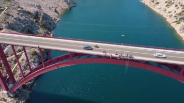 Baş dönmesi hissi veren bir hava videosu, denizin üzerindeki bir köprüde baş dönmesi. Yükseklik ve boşluk korkusu. Yüksek bir köprüden bungee jumping, yenilgi korkuları