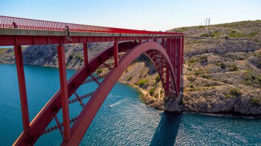 Mühendislik sektörü köprüsü inşaatı. Denizin üstünde altyapı. Kırmızı çelik kemer köprüsünün parçaları. Karayolu viyadük Maslenica köprüsü, Hırvatistan.