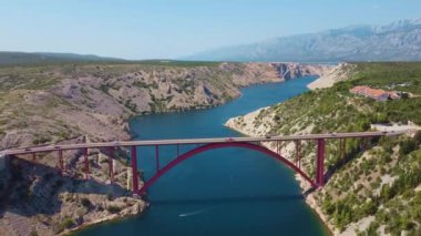 Bir su yolundan geçen iki köprü, bir fiyort. Hırvatistan 'da hava manzaralı Maslenica köprüsü ve araba gezisi için kemer köprüsü.