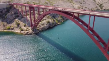 Denizin üzerindeki bir köprüden bungee jumping aktivitesi. Köprüdeki bir ipe bağlı havadan gören biri. Maslenica köprüsü, Hırvatistan, seyahat merkezleri.