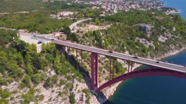 İki kıyıyı birbirine bağlayan deniz köprüsü. Şehir seyahati. Yollar ve ulaşım altyapısı, lojistik ve ticari faaliyet. Maslenica Köprüsü.