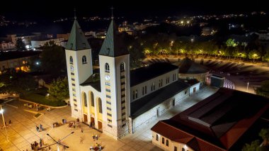 Bosna-Hersek 'in Medjugorje kentindeki kiliseye gece görüşü. Barış Kraliçemizin Sığınağı 'nın havadan görünüşü.