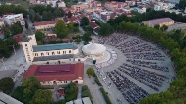 Bosna-Hersek 'in Medjugorje kentindeki kilisede ayine katılan bir grup insan. Yaz aylarında hacıları buraya çeken turistik bir yer..