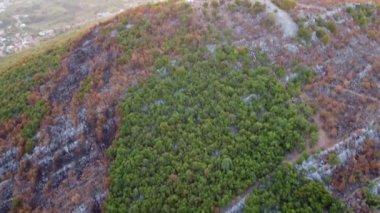 Dağda beyaz haç, hava manzaralı. Medjugorje kasabası yakınlarındaki Krievac Dağı hac alanı.
