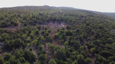 Podbrdo Dağı 'nın havadan görünüşü ve Meryem Ana' nın heykeli için hacca giden insanlar Medjugorje 'de hayaletler görülüyordu..