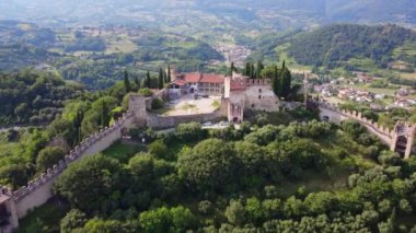 Marostica 'nın Yukarı Şatosu, İtalya. Bir tepedeki ortaçağ şatosunun havadan görünüşü. Şehir duvarları, tahkimatlar, İtalyan kültür mirası..