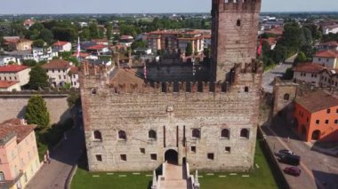 Şehrin ortasındaki eski bir ortaçağ şatosunun havadan çekilmiş fotoğrafı. Aşağı Marostica Kalesi, İtalya. Duvarları ve kulesi olan bir yer..