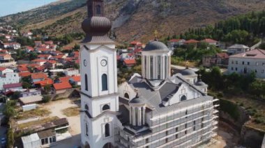 Bosna-Hersek 'in Mostar kentindeki Ortodoks Kutsal Üçlü Kilisesi' nin hava görüşü. İbadet yeri, kültür mirası ve şehirde turistik eğlence. Mostar 'a Seyahat