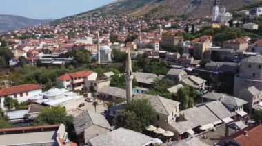 Bosna-Hersek 'in Mostar kentinin hava manzarası. Evleri, köprüleri, minareleri, camileri, farklı din ve kültürleri olan şehirler. Ünlü şehir olarak turistik ilgi