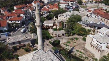 Bosna-Hersek 'in Mostar kentinin hava manzarası. Evleri, köprüleri, minareleri, camileri, farklı din ve kültürleri olan şehirler. Ünlü şehir olarak turistik ilgi