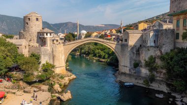 Mostar 'ın Eski Köprüsü' nün havadan görünüşü. Stari Çoğu güneşli bir günde şehrin arka planında