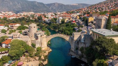 Mostar 'ın Eski Köprüsü' nün havadan görünüşü. Stari Çoğu güneşli bir günde şehrin arka planında