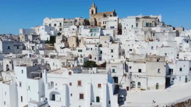 İtalya 'nın Ostuni kentinin turistik havası. Tepedeki beyaz evlerin çatılarının havadan görünüşü. Yaz aylarında Puglia 'ya seyahat
