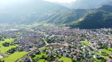 Dağların yeşilliğinin ortasındaki Borgo Valsugana kasabasının havadan görünüşü. İtalya, Trentino 'da harika bir vadi