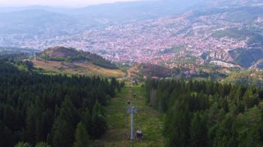 Doğu Avrupa 'da bir turizm beldesi olan Saraybosna kentinin havadan panoramik manzarası. Bosna-Hersek 'in başkentine uzaktan bak