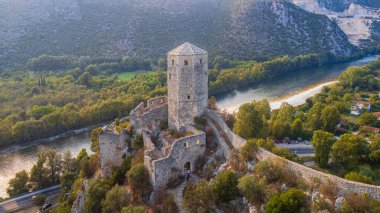 Bosna-Hersek 'teki Poitelj Kalesi turizm köyü. Antik Kule 'nin havadan görünüşü.