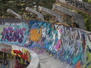 Renkli grafiti ile boyanmış terk edilmiş kızak pisti ve doğaya bırakılmış. 1984 Saraybosna Kış Olimpiyatları 'nda kullanılan tesis