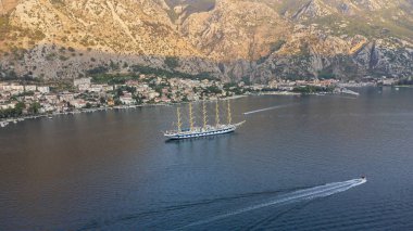 Adriyatik Denizi 'ndeki Kotor Körfezi' ndeki Star Clipper yelkenli gemisinin hava görüntüsü. Gemi Karadağ 'ın Kotor kentinin turizm beldesinin zeminine kurulmuş durumda