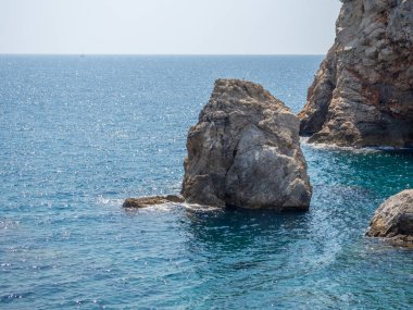 Hırvatistan 'ın Dubrovnik kentindeki uçurumdan kayalar yükseliyor. Cennet ve seyahatten gelen Adriyatik Hırvat Denizi 'nin doğasına bakın.