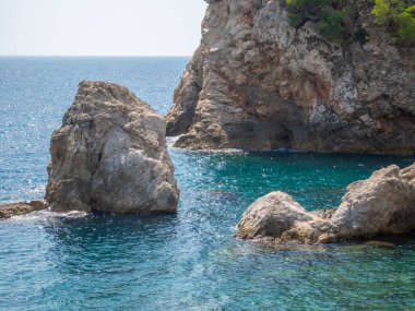 Hırvatistan 'ın Dubrovnik kentindeki uçurumdan kayalar yükseliyor. Cennet ve seyahatten gelen Adriyatik Hırvat Denizi 'nin doğasına bakın.