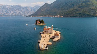 Karadağ 'ın Kotor Körfezi' ndeki Perast kenti yakınlarındaki Our Lady of the Rocks adasında. Adriyatik Denizi 'ndeki adanın hava görüntüsü.