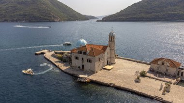 Karadağ 'ın Kotor Körfezi' ndeki Kayalıklar Leydisi Kilisesi 'nin hava manzarası. Yazın turistik eğlence, sığınma ve müze