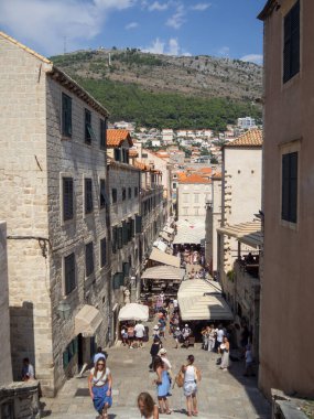 Hırvatistan 'ın Dubrovnik kentinde sokaklar turistlerle dolu. Sokaklarda ve eski kırsal kesimde turistler