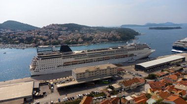 Dubrovnik limanına yanaşmış bir yolcu gemisinin havadan görüntüsü. Dalmaçya, Hırvatistan, seyahat ve ulaştırma sanayii