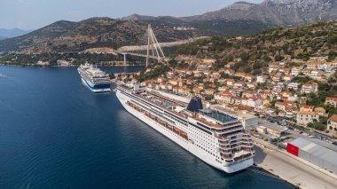 Dubrovnik limanına yanaşmış bir yolcu gemisinin havadan görüntüsü. Dalmaçya, Hırvatistan, seyahat ve ulaştırma sanayii
