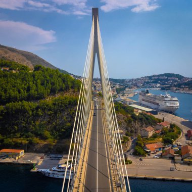 Gru limanı yakınlarındaki Franjo Tuman Köprüsü 'nün güneşli bir yaz gününde kenetlenmiş yolcu gemileriyle hava görüntüsü, Hırvatistan' ın Dubrovnik kenar mahallesi.