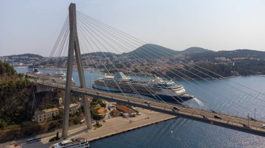 Gru limanı yakınlarındaki Franjo Tuman Köprüsü 'nün güneşli bir yaz gününde kenetlenmiş yolcu gemileriyle hava görüntüsü, Hırvatistan' ın Dubrovnik kenar mahallesi.