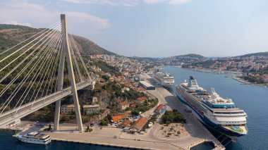 Gru limanı yakınlarındaki Franjo Tuman Köprüsü 'nün güneşli bir yaz gününde kenetlenmiş yolcu gemileriyle hava görüntüsü, Hırvatistan' ın Dubrovnik kenar mahallesi.